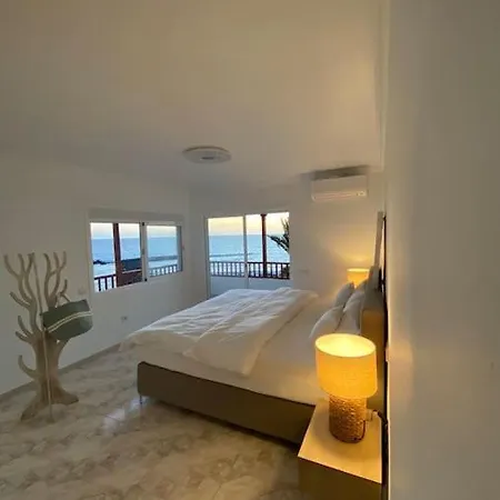 Tranquila, Playa Del Duque * 阿德耶